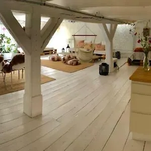 A Charming And Beautiful Oasis In The Heart Of Lägenhet